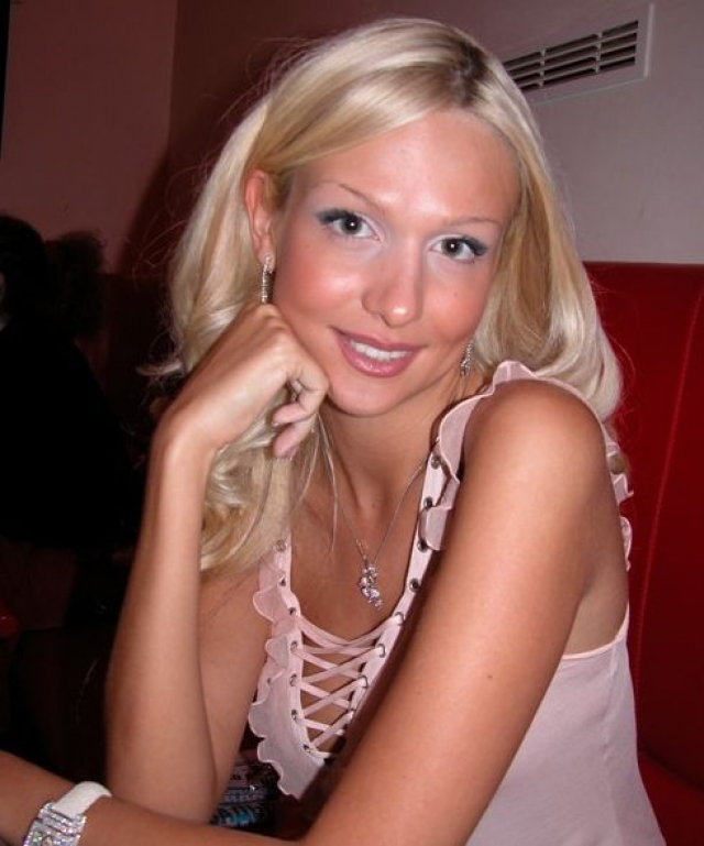 Виктория Лопырева. Хотя в юные годы девушка и завоевала титул "Мисс-Россия", с теперешних позиций ее внешность была далека от идеала.