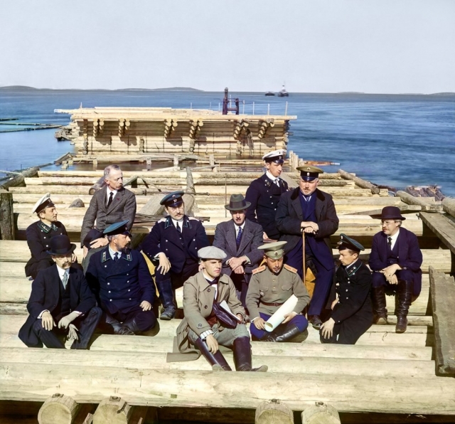 Участники постройки железной дороги. Остров Попов, 1916 год.