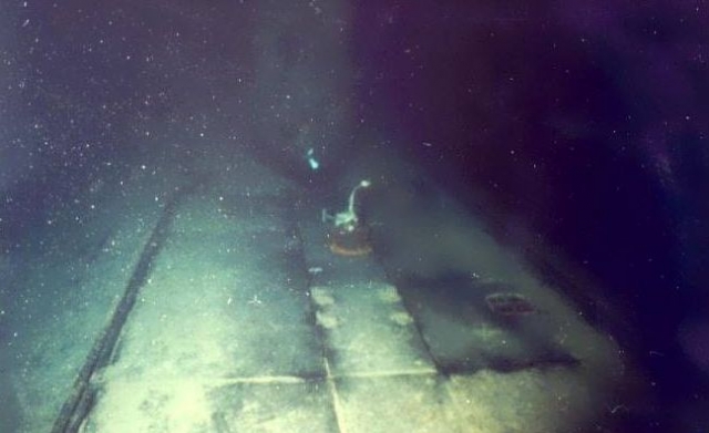 В начале 90-х лодку пытались поднять: сумели оторвать ВСК от грунта и поднять на 200 метров, но лопнул трос - и отсек "Комсомольца" упал на еще большую глубину - 1750 метров.