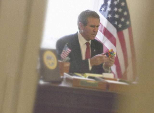 Джордж Буш пытается сложить кубик Рубика. Одна из самых известных фотографий папарацци Элисон Джексон, которая любит играть с образами знаменитостей.