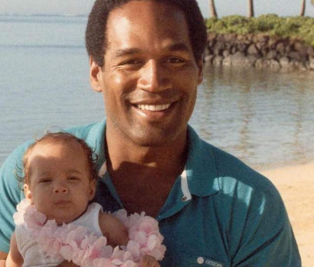 О. Джей Симпсон - дочь Уитли, 1 год. Игрок в американский футбол О. Джей. Симпсон, в 1994 году обвиненный в убийстве своей жены Николь Браун, в первом браке потерял ребенка. 