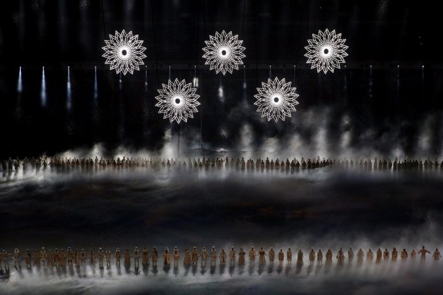 Сочи-2014. По задумке организаторов церемонии открытия Олимпиады в Сочи 2014 вступление должно было закончиться грандиозной постановкой, во время которой 5 светящихся снежинок должны были превратиться в олимпийские кольца.