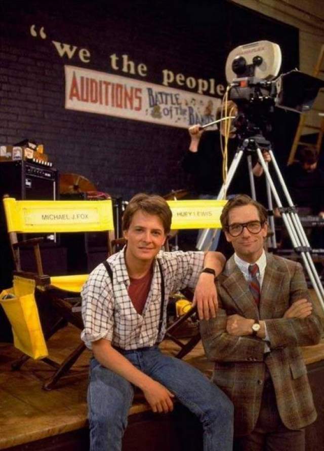 Майкл Дж. Фокус и музыкант Хьюи Льюис во время съемок "Назад в будешь", 1984 год 