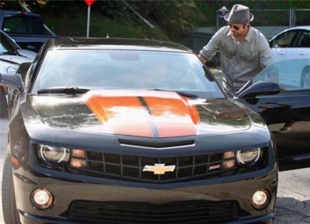 Брэд Питт. Актер водит Chevy Camaro SS с индивидуальным дизайном.