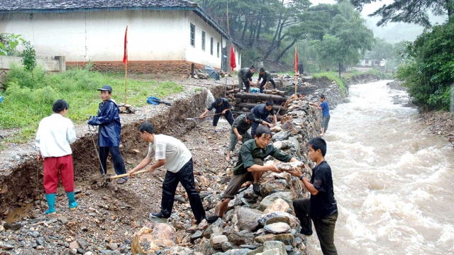 В период между 1994 и 1998 годами в Северной Корее случились страшные наводнения, в результате которых начали вымирать целые города: от голода умерли около 3,5 млн человек – более 10% населения страны.