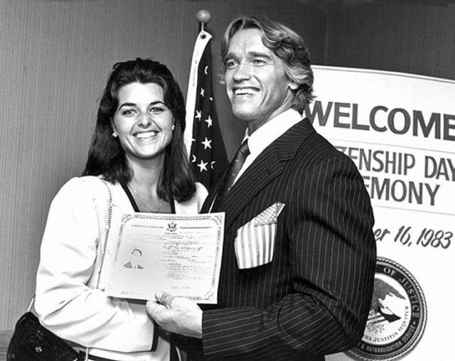 Арнольд Шварценеггер в сопровождении своей подруги Марией Шрайвер показывает свое свидетельство о гражданстве США, Лос-Анджелес, 1983 год.