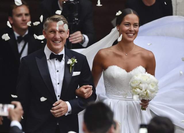 Бастиан Швайнштайгер (33) и Ана Иванович (30). Чемпион мира-2014 в составе сборной Германии по футболу и бывшая первая ракетка мира встречаются с 2014 года. В июле 2016-го они поженились. Красивое бракосочетание пара праздновала в Венеции.