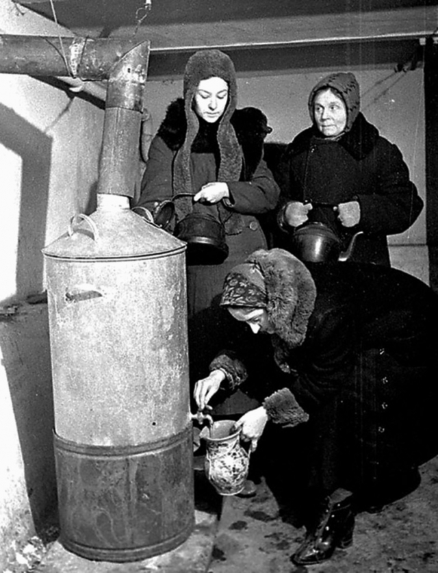 Жительницы блокадного Ленинграда набирают кипяток во время нахождения в бомбоубежище.