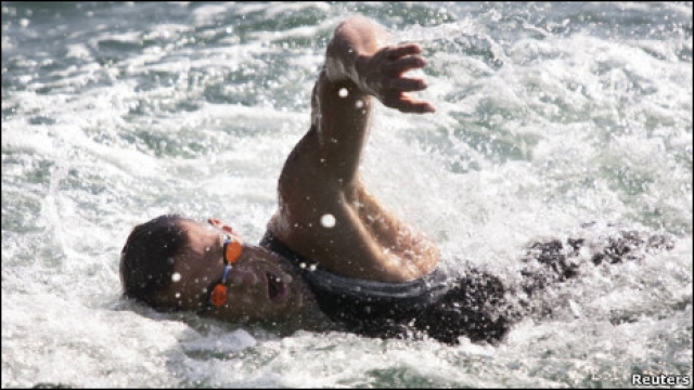 В 2010 году на соревнованиях в ОАЭ спортсмена не обнаружили на финише. Спустя полтора часа его безжизненное тело было обнаружено на значительном расстоянии от берега: на фоне астмы у него в воде остановилось сердце.