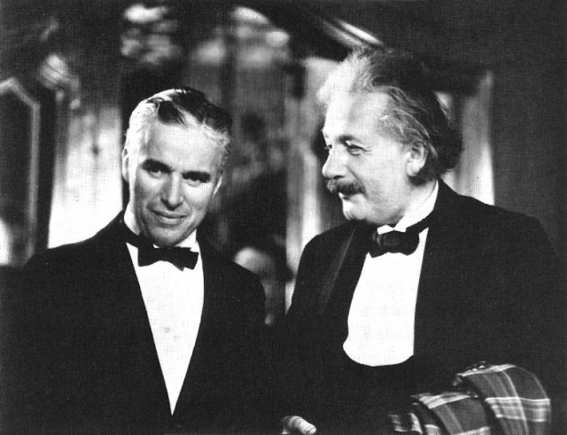 Эйнштейн обожал фильмы Чарли Чаплина. Однажды он послал Чаплину телеграмму: " Ваш фильм "Золотая лихорадка" понятен всем в мире, и я уверен, что Вы станете великим человеком! Эйнштейн ". Чаплин ответил: " Я вами восхищаюсь еще больше. Вашу теорию относительности не понимает никто в мире, но Вы все-таки стали великим человеком! Чаплин ".