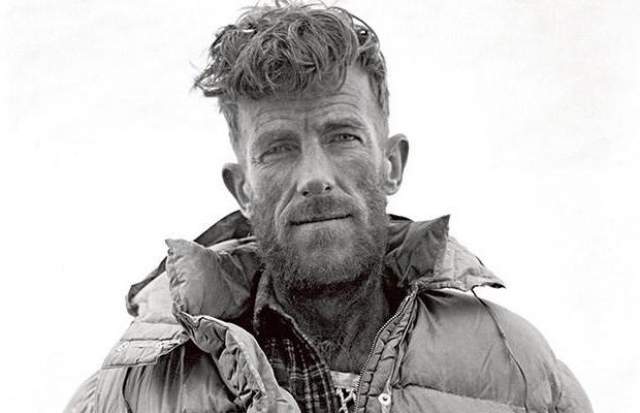 В 1953-м году новозеландский исследователь Эдмунд Хиллари достиг вершины горы Эверест вместе с экспедицией, снаряженной лондонской газетой "Daily Mail" снарядила большую экспедицию только для поисков снежного человека, в монастыре Пангбоче обнаружилась так называемая рука йети. 