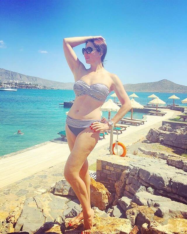 Алика Смехова. 49-летняя певица и актриса смело щеголяет на пляжах в бикини.