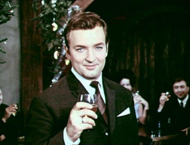 Дебютировал в кино актер в 1956 году в эпизоде фильма “Разные судьбы” , но сейчас эти роли и роли последующих двух десятилетий малок то вспомнит.