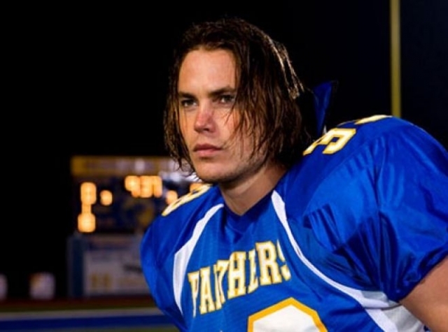Тейлор Китч. 17-летнего героя в сериале "Огни ночной пятницы" актер сыграл в 27 лет.