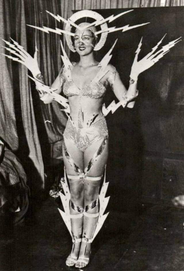 Эльмира Хамфрис, королева радио - 1939. Костюм победительницы покрыт молниями,  сделанными из обычного картона. 