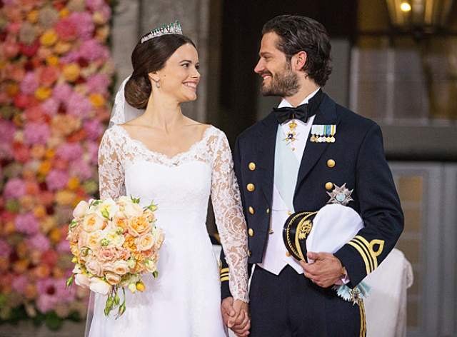 В 2011 году влюбленные стали жить вместе, а в 2014 принц Филипп сделал своей избраннице предложение. Журналисты писали, что шведская королевская семья не одобрила выбор принца, а по словам самого Филиппа, и родители, и его сестра отнеслись к Софии очень тепло. 