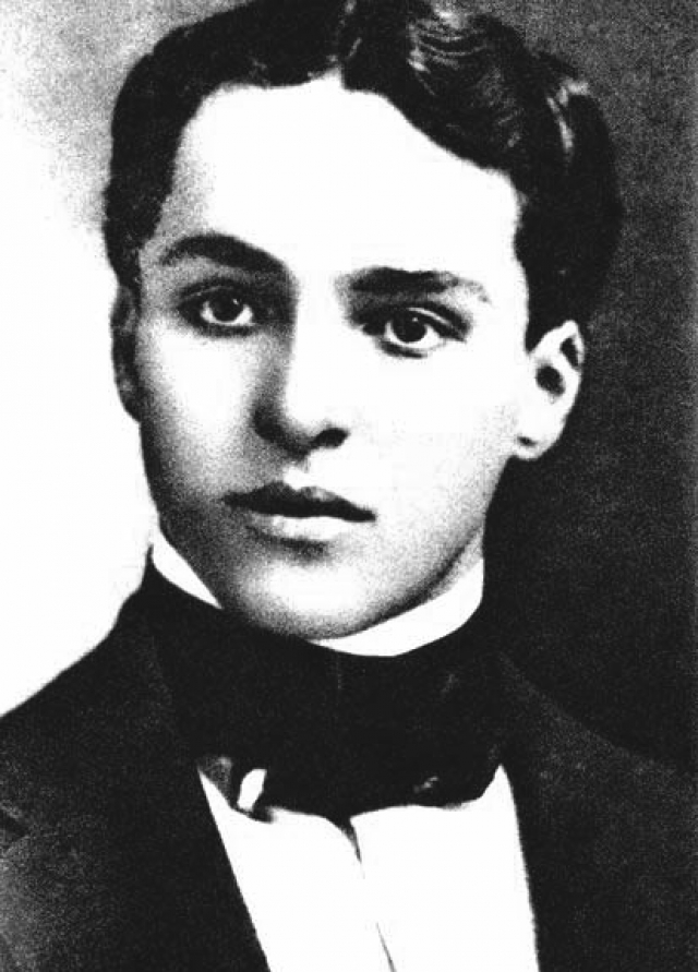 Чаплин получил постоянную работу в театре в возрасте 14 лет - раньше, чем научился читать.