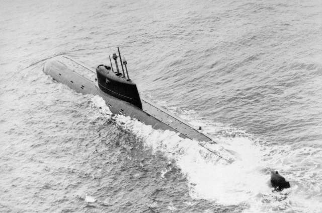 Атомная подводная лодка К-278 "Комсомолец", 1989 год Советская атомная подводная лодка погибла 7 апреля 1989 года в Норвежском море. Подводная лодка шла на глубине 380 метров со скоростью 8 узлов. В результате возникновения пожара в двух смежных отсеках были разрушены системы цистерн главного балласта, через которые произошло затопление лодки забортной водой. Погибли 42 человека, многие от переохлаждения. 