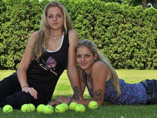 Кристина и Каролина Плишковы, 26 лет, Чехия, теннис.  Кристина на две минуты старше Каролины, но сестра всегда ее чуть опережала в спорте. Каролина первой выиграла юниорский мэйджор (Australian Open-2010), в то время как Кристина летом того же года победила на "Уимблдоне".