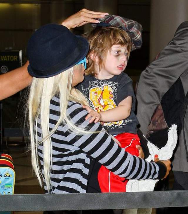 Кристина Агилера. Скандал вокруг певицы разгорелся в 2011 году, когда в Сеть попали фото ее трехлетнего сына Макса с огромными синяками на лице.