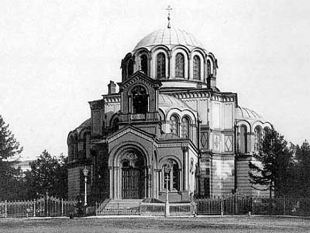 А в 1962 году, когда по приказу Хрущева началась новая волна сноса православных церквей, в Ленинграде взорвали греческую церковь Дмитрия Солунского. На ее месте был построен киноконцертный зал "Октябрьский".