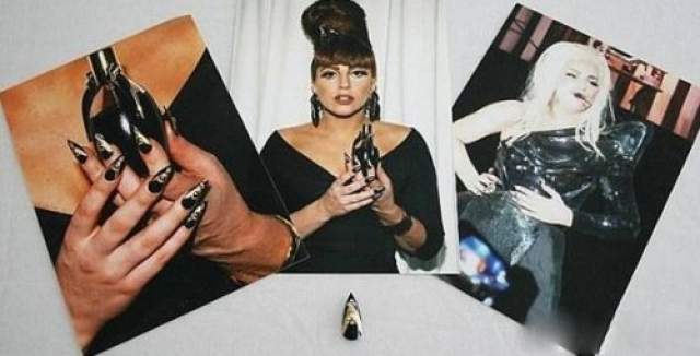 Для подтверждения подлинности лота к нему прилагались два фото: на первой Леди Гага находится на презентации своей линии духов с идеальным маникюром, а на второй — поет на сцене без одного ногтя.
