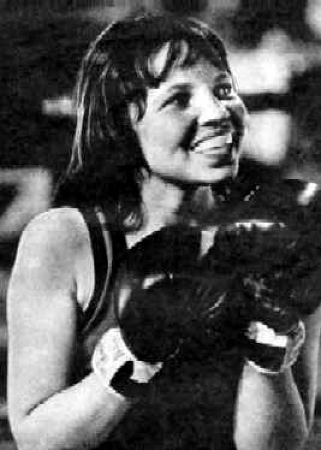 Двадцатитрехлетняя Мэрион Бермудес в 1975 году становится первой американкой, участвующей в прежде мужском турнире по боксу Золотая Перчатка в Мехико. Она победила соперника-мужчину в своем первом матче.