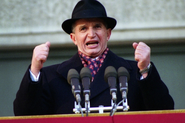 Николае Чаушеску (1918-1989). Смерть подстерегла коммунистического диктатора Румынии на Рождество 1989 года. В стране назревал мятеж, 21 декабря Чаушеску попытался успокоить население посредством речи,но был освистан.