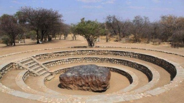 3. Метеорит Гоба Самым большим целым метеоритом в мире является метеорит Гоба: он находится в Намибии и представляет собой глыбу весом около 60 тонн и объёмом 9 м³, на 84% состоящую из железа и на 16% — из никеля с небольшой примесью кобальта. 
