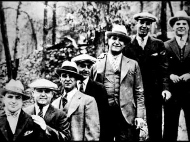 Аль Капоне ввел такое понятие как "рэкет"; также мафия начала заниматься эксплуатацией проституции, а покрывали все это огромные взятки, выплачиваемые Капоне не только полицейским, но и политикам.