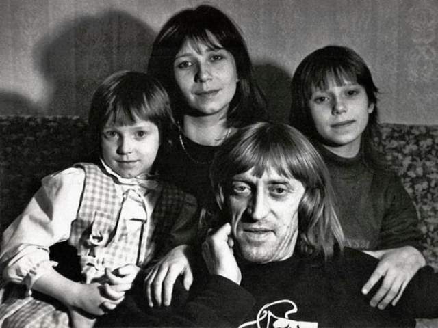 Виктор Авилов с женой Галиной и дочерьми Олей и Аней.