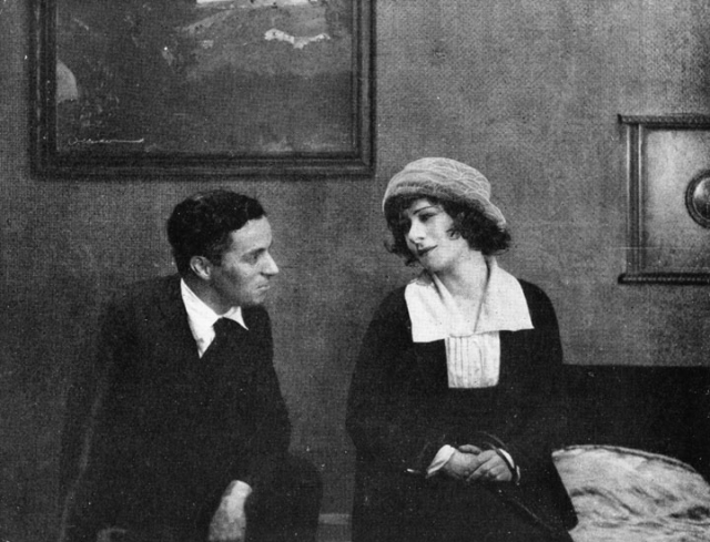 Чаплин питал слабость к молоденьким девочкам-подросткам, например: Он женился на Милдред Харрис, когда ей было 16 лет, ему было 28 лет.