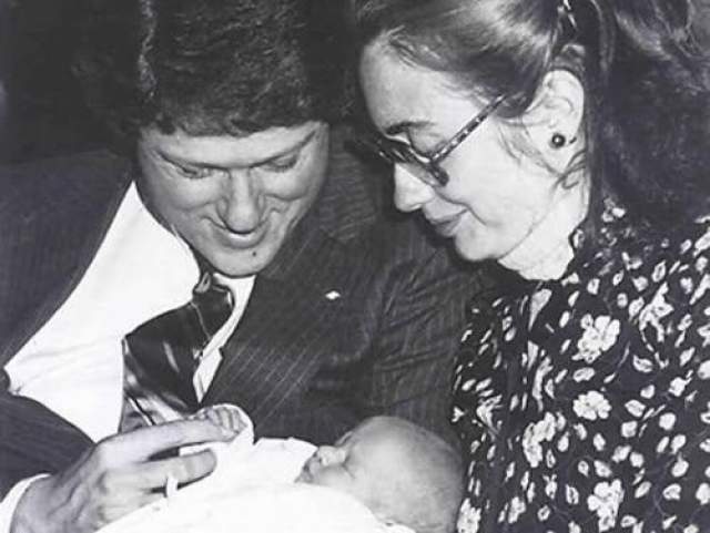 В 80-м у четы Клинтон рождается дочь Челси. 