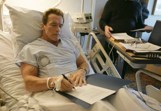 23 декабря 2006 года он сломал бедро, катаясь на лыжах в Солнечной долине, штат Айдахо и вновь перенес 90-минутную операцию.