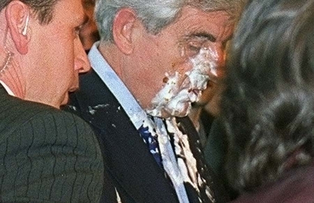 Март 2002: и снова Ноэль Годен. На этот раз он ударил ананасным тортом в лицо кандидату в президенты Жану-Пьеру Шевенману.