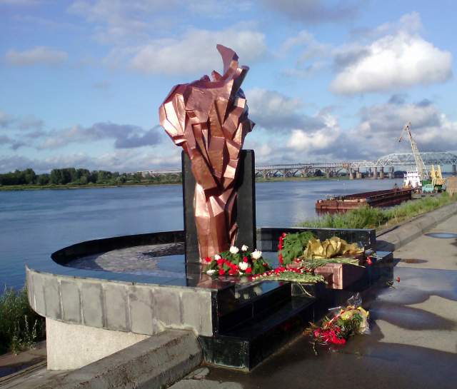 Указом Президиума Верховного Совета СССР все погибшие пожарные и члены экипажа танкера были награждены орденами "Знак Почета". На месте взрыва был установлен памятный обелиск.