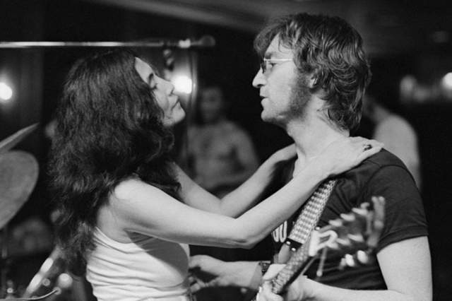 Йоко Оно и Джон Леннон. 1969-1980. У них появились дети... В один и тот же год... В разных браках. Джон был женат на девушке по имени Синтия, а Йоко была замужем за Энтони Коксом, своим поклонником.