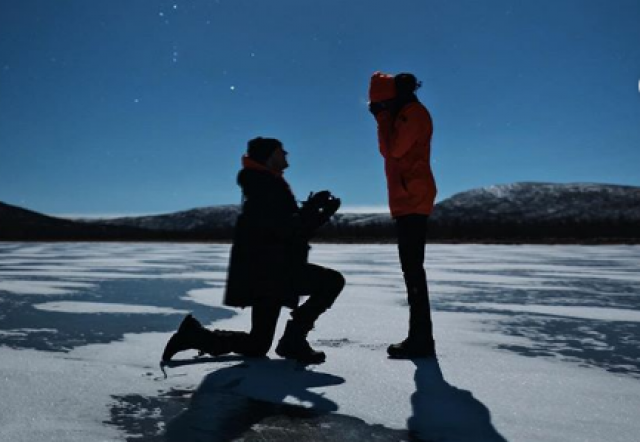 Он увез модель в Финляндию, вывел на замерзшее озеро и прямо на льду встал на одно колено. 