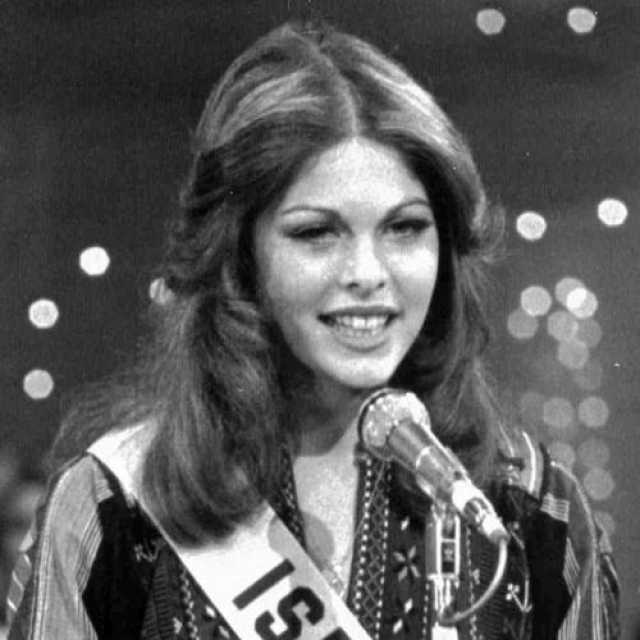Рина Мессингер, Израиль. «Мисс Вселенная — 1976». 19 лет, рост 176 см, параметры фигуры 90−60−90.