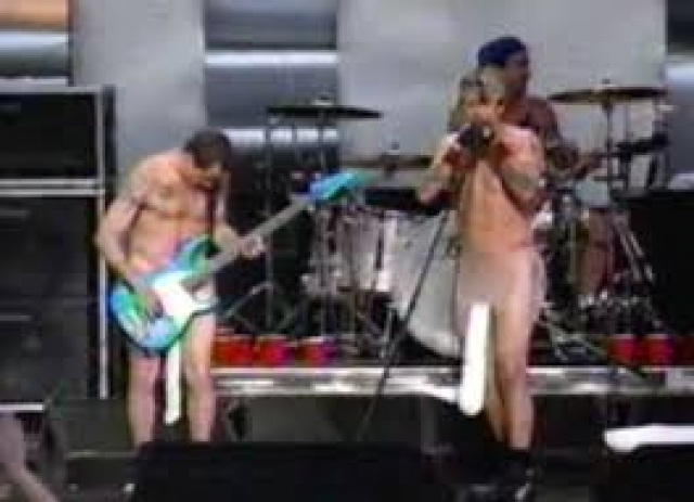 Группа Red Hot Chili Peppers частенько выступала на концертах в носках, надетых на гениталии. Энтони Кидис и Фли выступали так с момента основания RHCP - с 1983 года.
