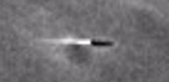 Этот объект с "хвостом" света обнаружили уфологи на кадрах миссии "Аполлон-11".