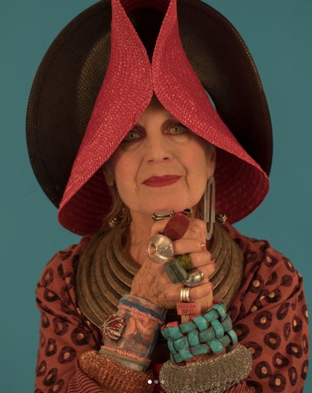 Дебра Рапопорт. Бабушка из Нью-Йорка еще одна Инстаграм-модница, чьими образами восхищаются и молодые подписчики.