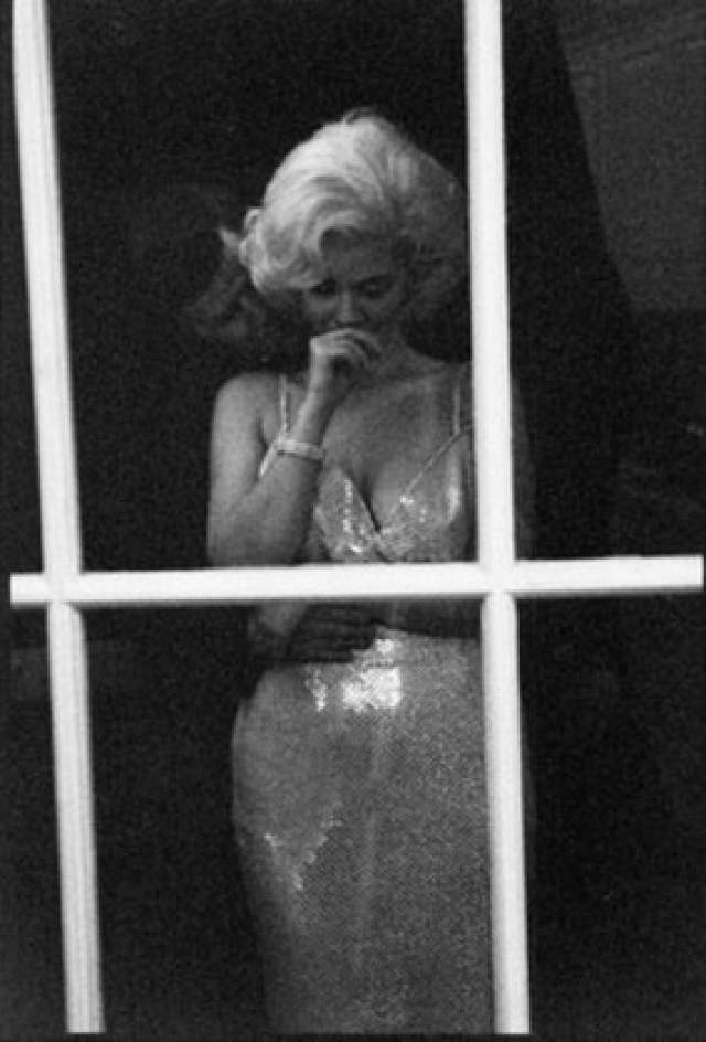 Зато было фото Кеннеди и Монро у окна. Но и оно тоже постановочное.