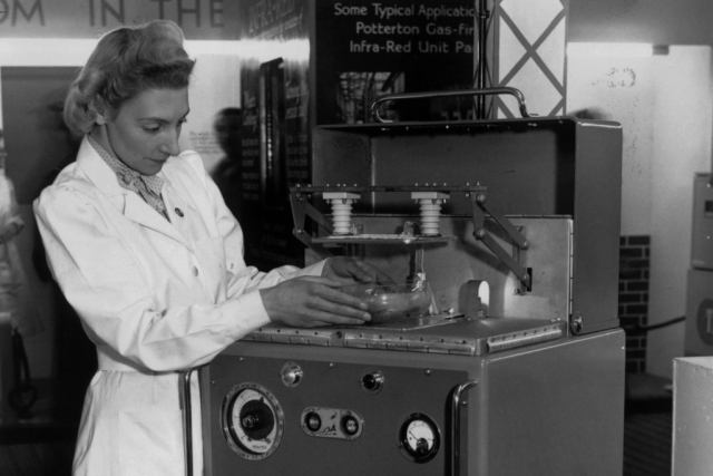 Микроволновка. Первая в мире СВЧ-печь "Radarange" выпустила компания Raytheon в 1947 году. Ее целью было быстрое размораживание продуктов и использовалась она исключительно военными.