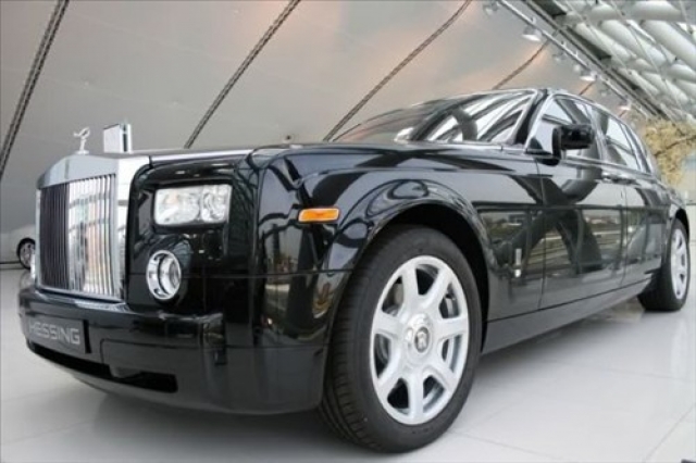 50 Cent. Рэпер любит роскошь и свой черный Rolls Royce Phantom.