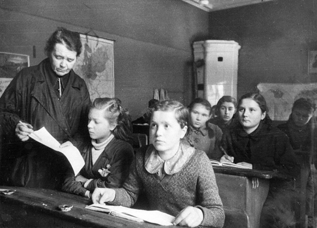 Учительница ведет урок в 7-м классе средней школы № 10 Свердловского района Ленинграда.