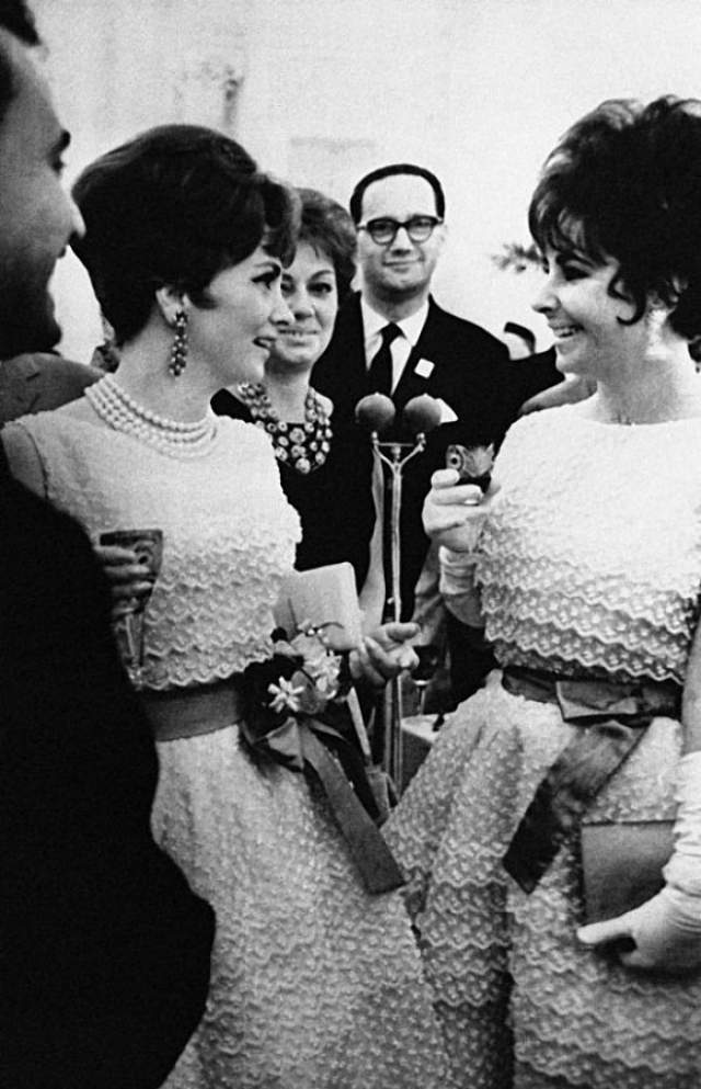 Забавный казус произошел во время кинофестиваля 1961 года. На приеме в Кремле Джина Лоллобриджида и Элизабет Тейлор пришли в одинаковых платьях Dior. Разница у нарядов была лишь в поясах. У Тейлор пояс был голубым, а Лоллобриджиты- красный. Первой из неловкой ситуации вышла Джина, поприветствовав Элизабет: "Красивое платье!"