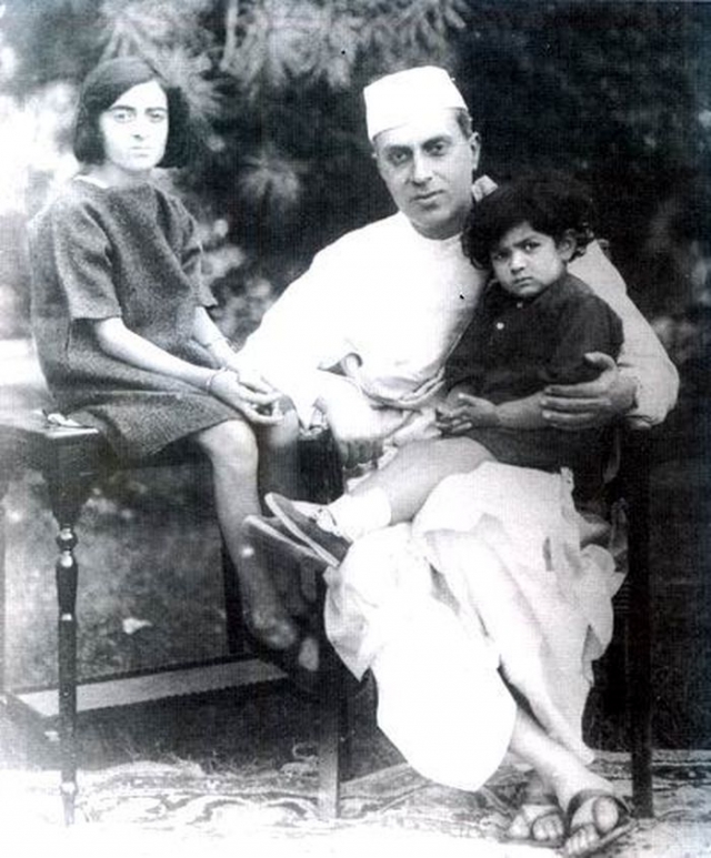 Ее отец, Джавахарлал Неру, ставший впоследствии первым премьер-министром Индии после провозглашения независимости страны в 1947 году, в ту пору делал первые шаги на политической арене