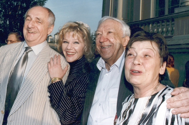 Пара прожила вместе до смерти актера в 1997 году. В семье был сын Максим и трое внуков.