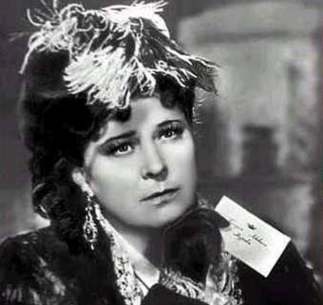 Алла Тарасова, 1937 и 1953 год. Звезда МХАТа и "первая официальная актриса Советского Союза" сыграла Каренину дважды, - вначале на сцене (1937), а после и в телевизионной версии спектакля. 
